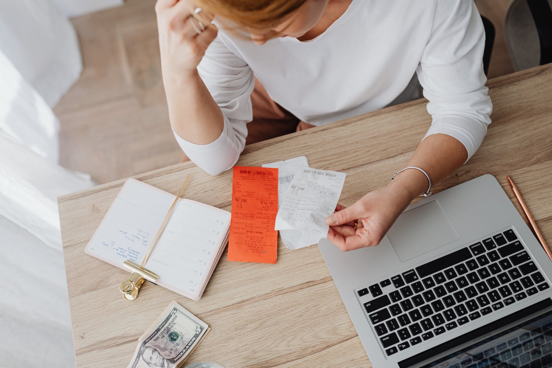 woman sitting behind the desk and looking at urgent cash loan