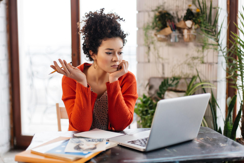 woman confused at her laptop